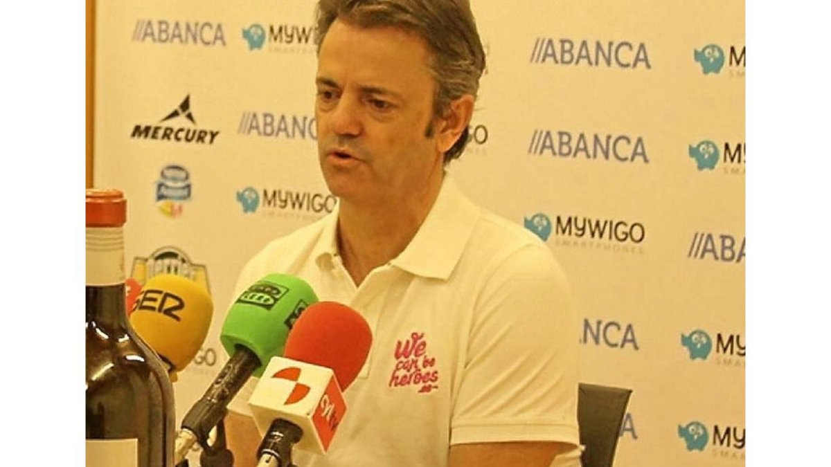 Fisac en su comparecencia ante la prensa con el polo de 'We can be heroes'-El Mundo