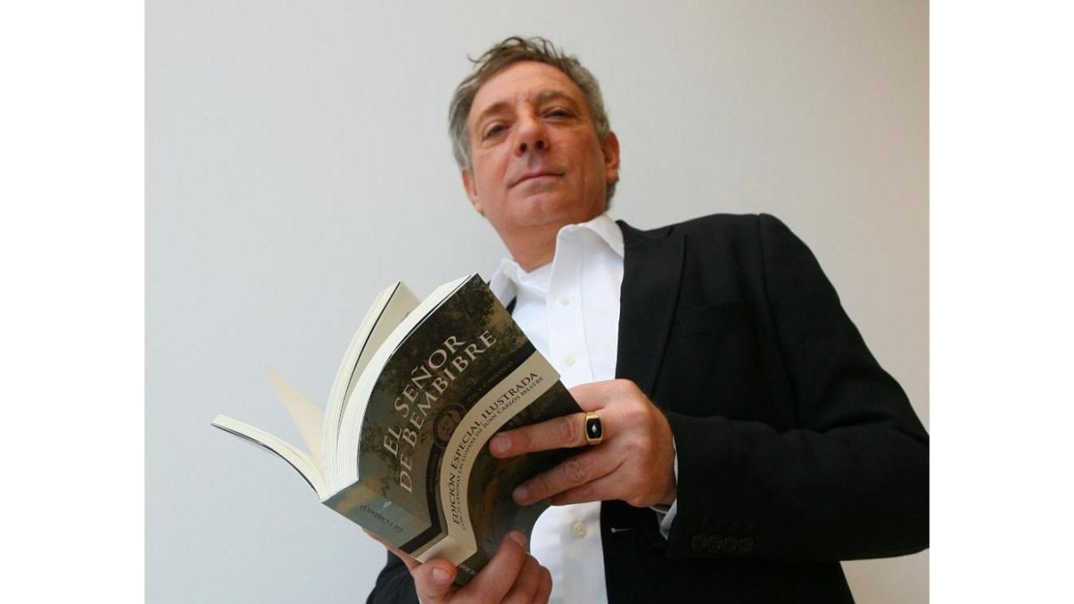 Juan Carlos Mestre con el libro ‘El Señor de Bembibre’, que contiene ilustraciones suyas.-ICAL