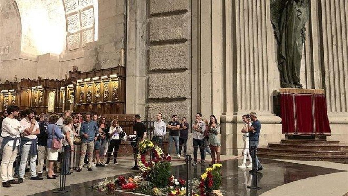 Últimos visitantes de la tumba de Franco en la basílica de la Santa Cruz, el templo del Valle de los Caídos, media hora antes de la orden de cierre del monumento para los trabajos de exhumación.-DAVID CASTRO