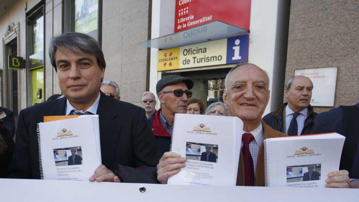 Policarpo Sánchez, el día que entregó las firmas para exigir la devolución ante la Generalitat en Madrid.-ÁNGEL NAVARRETE