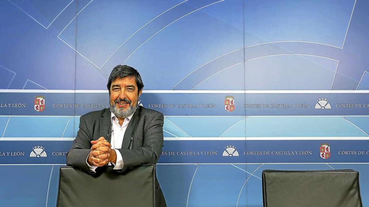 El procurador de C’s Manuel Mitadiel, ayer, en una rueda de prensa en las Cortes.-ICAL
