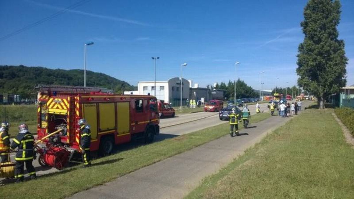 Servicios de emergencia en el exterior de la fábrica de gas donde se ha producido el atentado.-