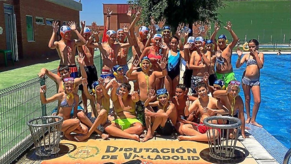 Niños de la localidad vallisoletana de Portillo ayer antes de entrar en acción en el Programa ‘Muévete en Verano’.-E.M.