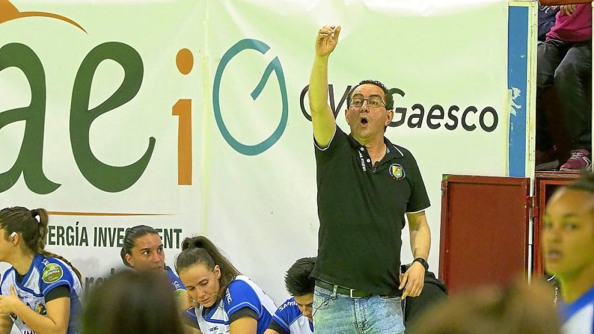 Peñas da órdenes desde el banquillo durante el partido contra el Bera Bera.-M. A. SANTOS