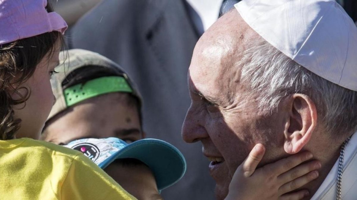 El papa Francisco este pasado domingo durante la visita que hizo a la parroquia de San Pier Damiani, a las afueras de Roma.-EFE / MASSIMO PERCOSSI