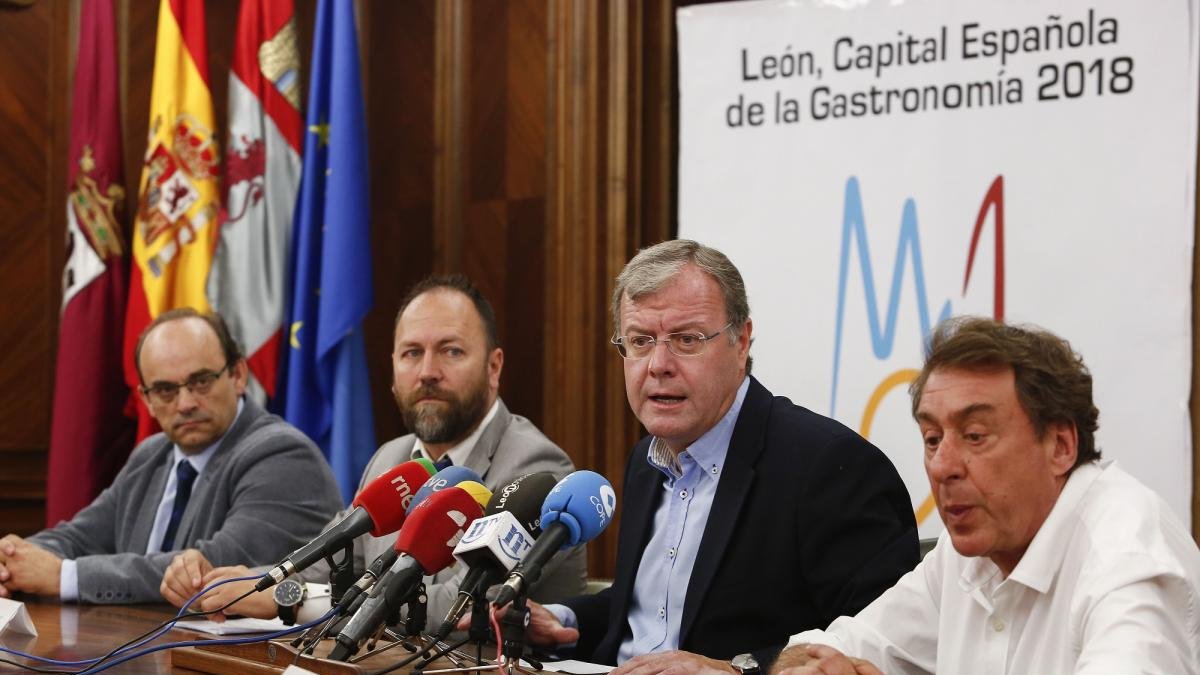 El alcalde de León, Antonio Silván, y el presidente de la Asociación Leonesa de Empresas de Tecnologías de la Información y las Comunicaciones (Aletic), Lucio Fuertes (2I), presentan la II Edición de los Premios Aletic.-CARLOS S. CAMPILLO / ICAL