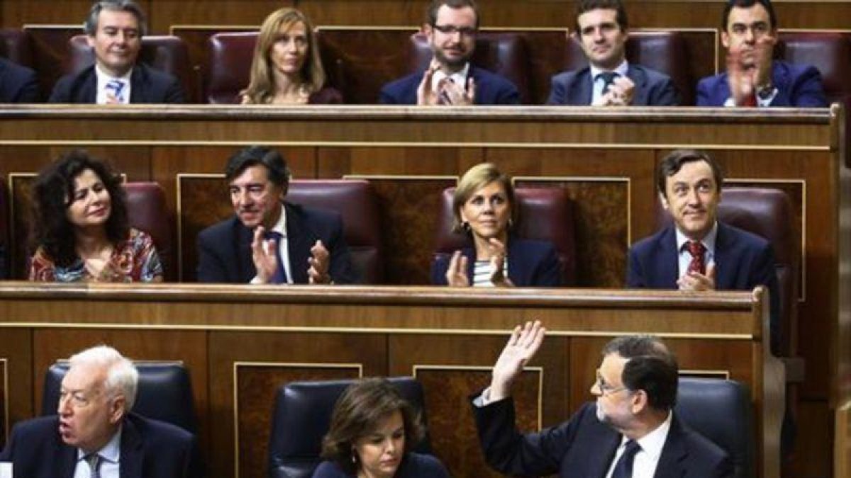 Mariano Rajoy agradece el apoyo de su grupo parlamentario tras su discurso del 27 de octubre.-AGUSTÍN CATALÁN