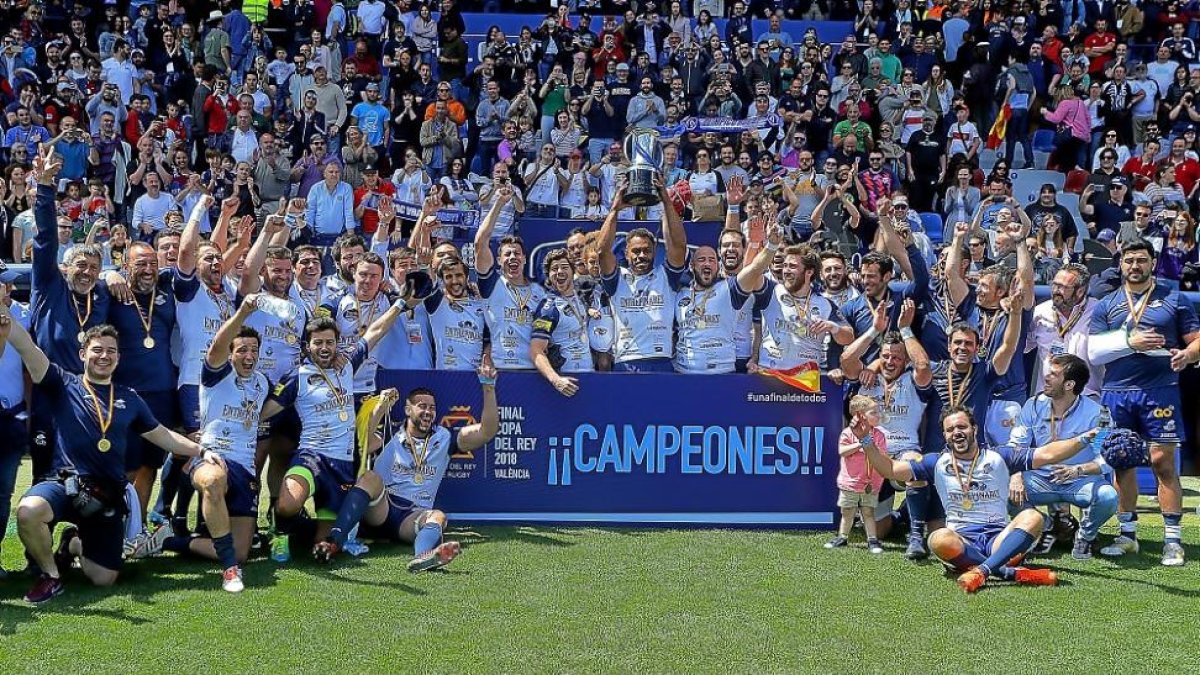 Jugadores y técnicos del VRAC Quesos Entrepinares posan con la copa de campeones.-ICAL
