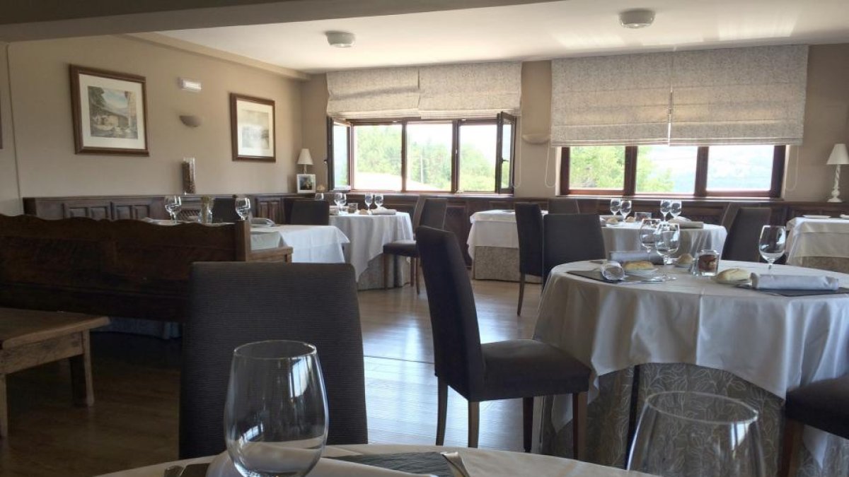 Detalle del comedor con vistas a la sierra del restaurante La Mira de Gredos, en Hoyos delEspino (Ávila).-I.M.