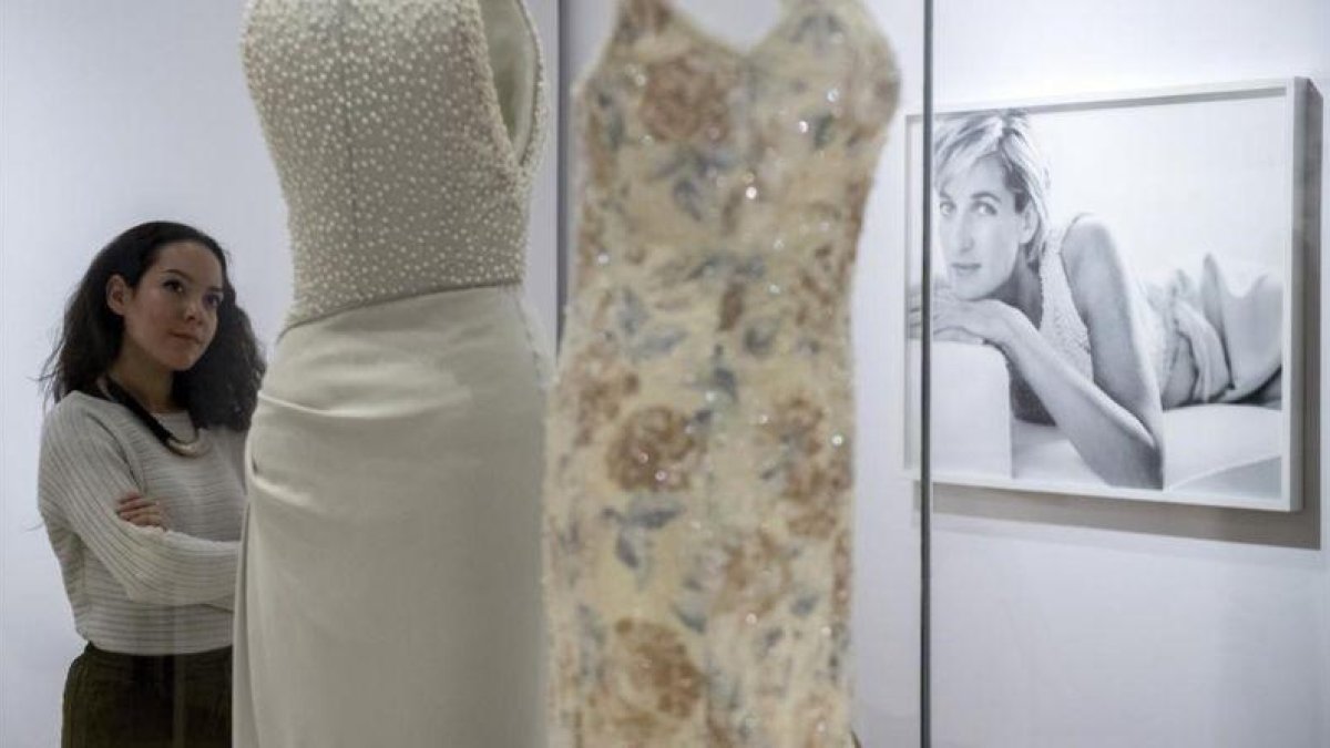 Una de las míticas fotografías de Diana de Inglaterra expuesta en el palacio de Kensington junto a 25 prendas que lució la princesa.-WILL OLIVER
