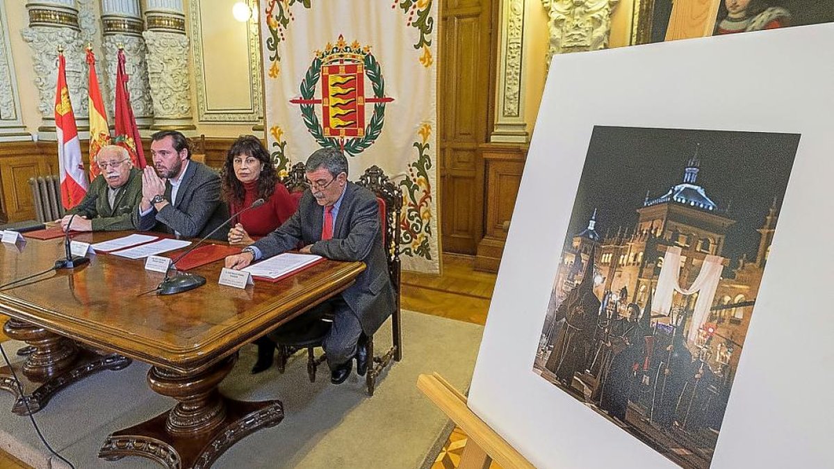 Felipe Esteban, Óscar Puente, Ana Redondo y José Miguél Román junto a la fotografía ganadora.-PABLO REQUEJO (PHOTOGENIC)