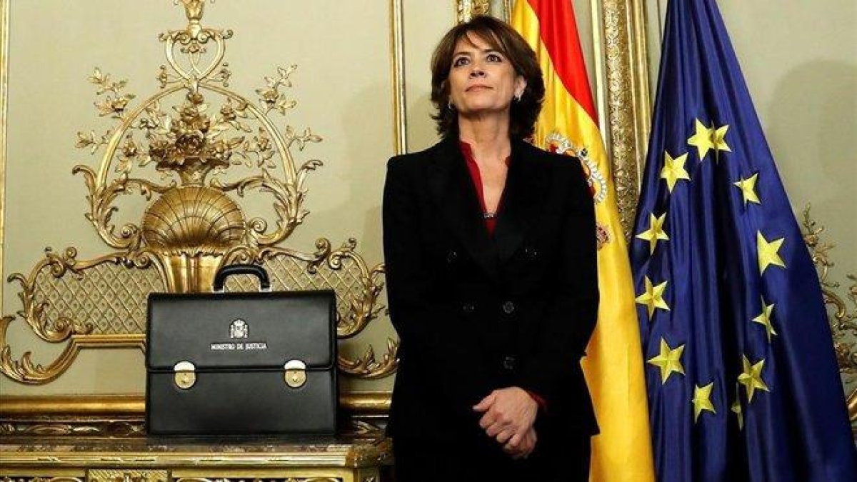 Dolores Delgado, el lunes, antes de traspasar su carpeta de Justicia al nuevo ministro Juan Carlos Campo.-EFE / BALLESTEROS