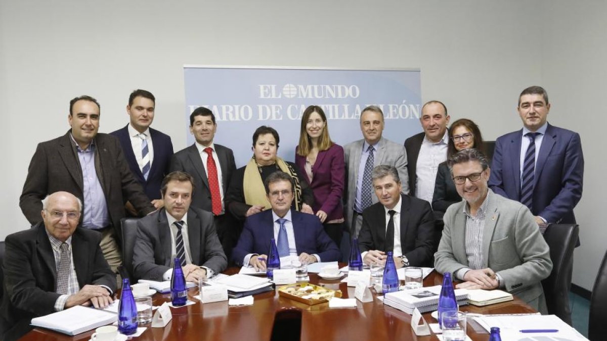 Reunión, ayer, del jurado de la V edición de los premios La Posada de EL MUNDO DIARIO DE CASTILLA Y LEÓN.-J.M. LOSTAU