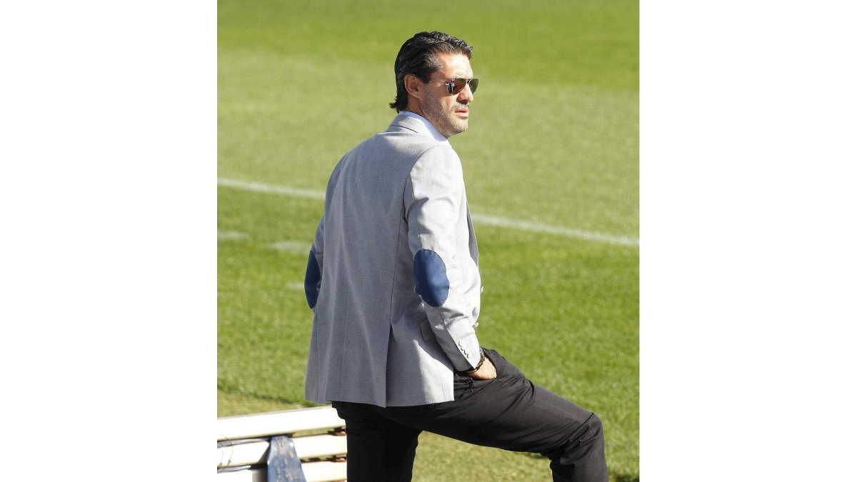 Caminero observa un entrenamiento en su etapa como director deportivo del Atlético de Madrid.-D.V.