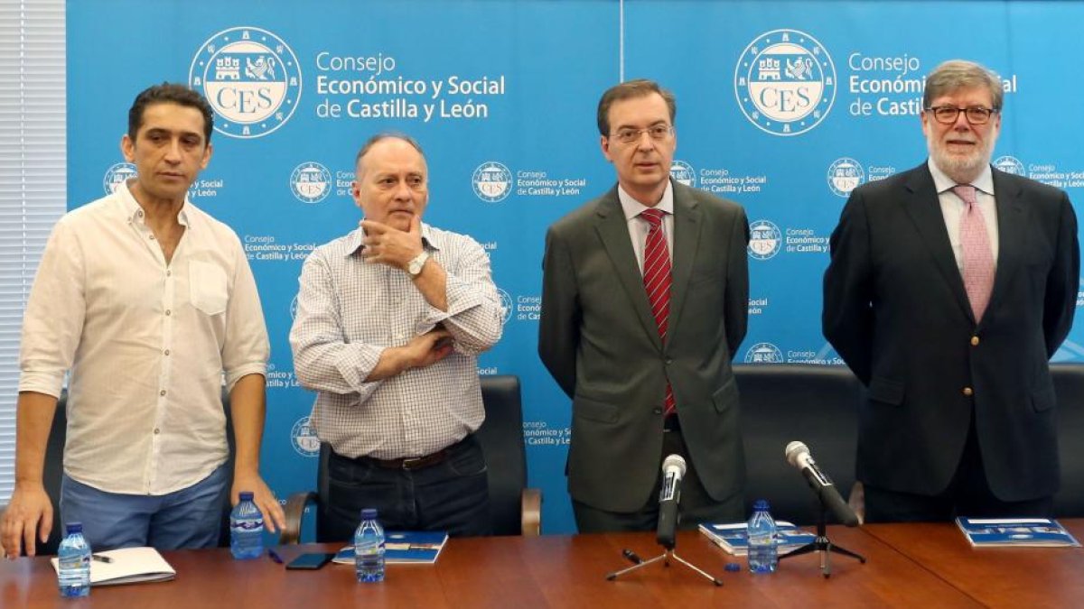 El presidente del CES, Germán Barrios (2D), presenta el Informe 'Situación económica y social en 2016'. Junto a él, los secretarios autonómicos de UGT y CCOO, Faustino Temprano (2I) y Vicente Andrés, y el presidente de Cecale, Santiago Aparicio (D).-ICAL