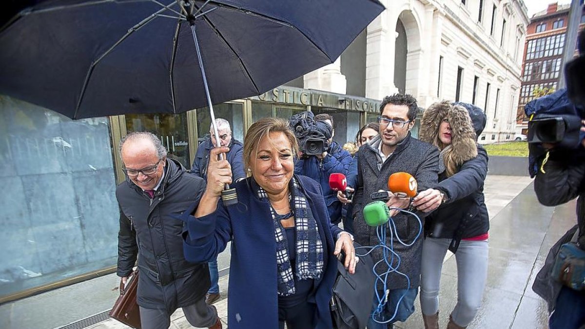 Rosa Valdeón junto a su abogado, a la llegada al TSJ donde prestó declaración.-ICAL