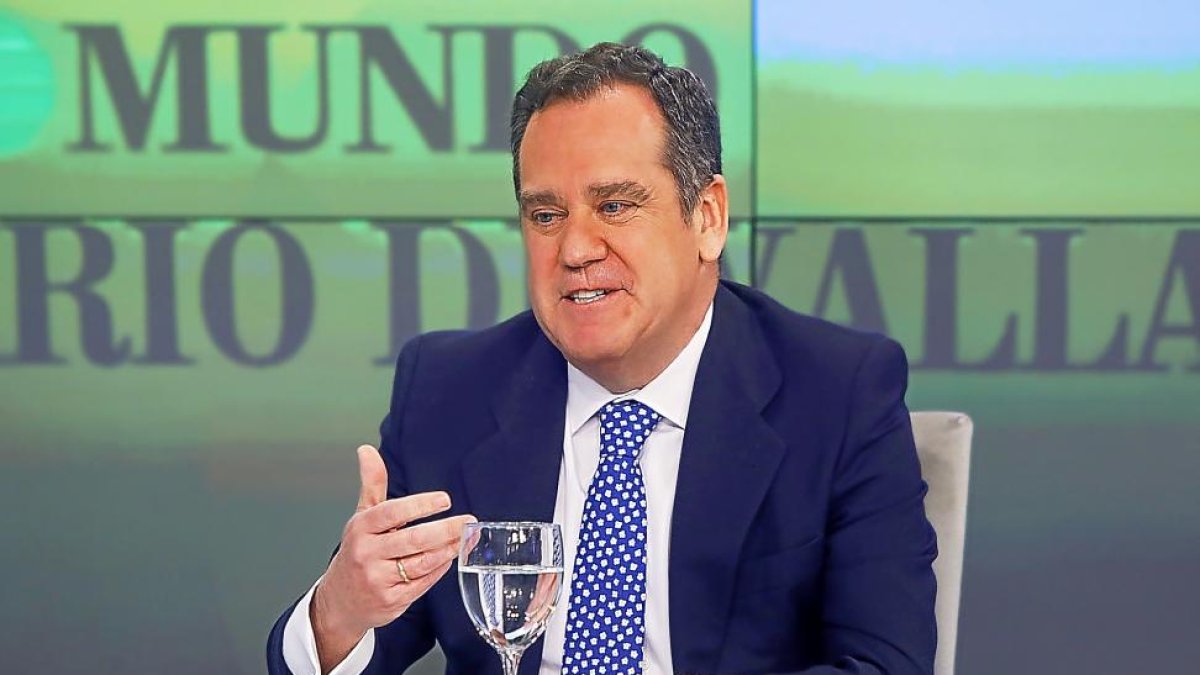 El delegado territorial de la Junta, Pablo Trillo, ayer en un momento de ‘La Quinta Esquina’.-J. M. LOSTAU