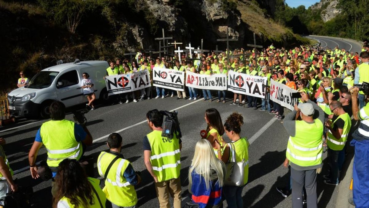 Corte de la N-I por la plataforma afectados N-I en el punto en el que perdieron la vida cinco personas hace unos días en la localidad burgalesa de Pancorbo.-ICAL