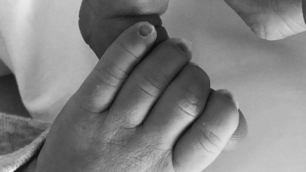 Ciro Messi agarra el dedo a su padre en la imagen difundida por la estrella del Barça en Instagram.-INSTAGRAM