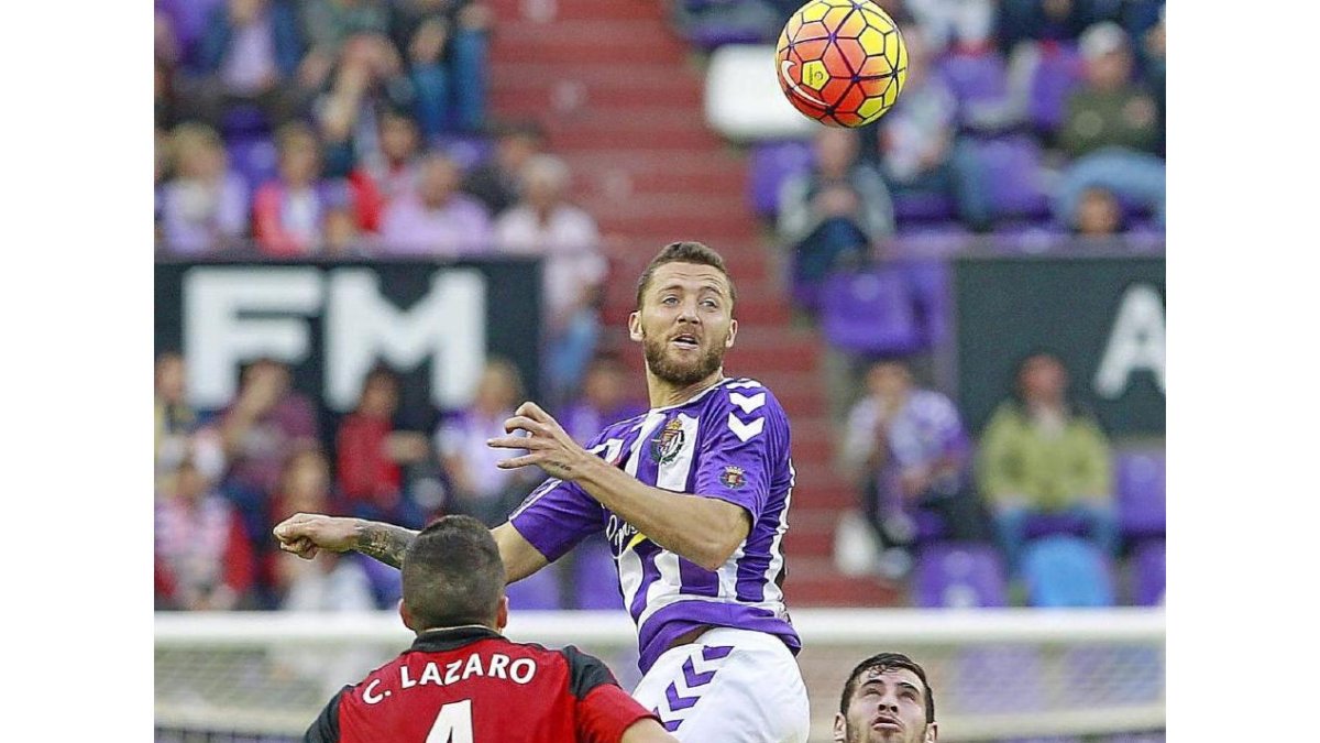Timor se eleva para despejar de cabeza durante el partido frente a Mirandés en Zorrilla.-J. M. Lostau