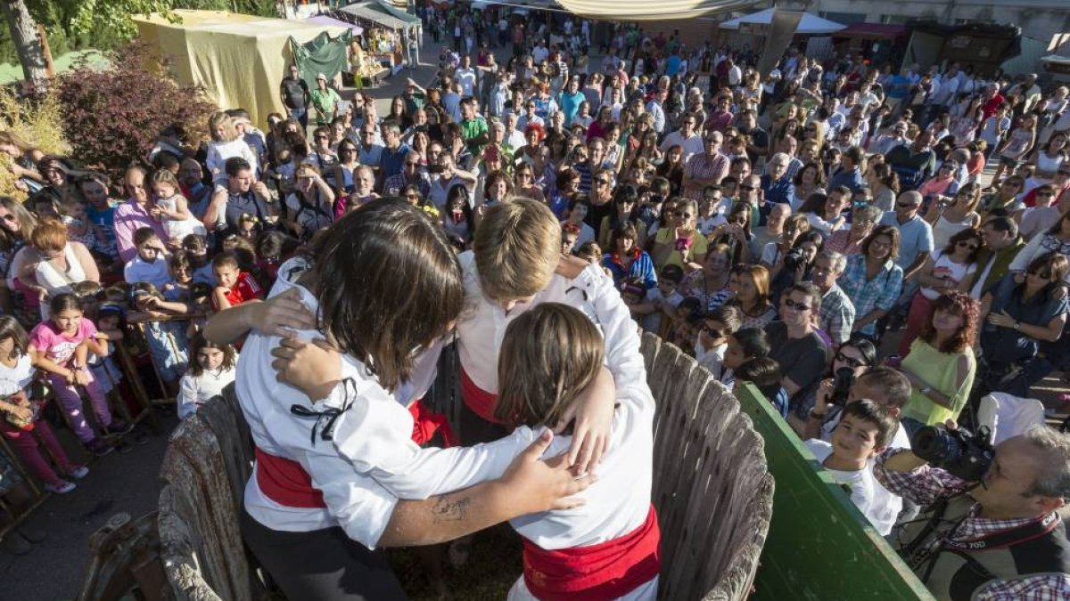 Los niños pisan la uva ayer durante la Feria de la Vendimia.-M. Á. Santos