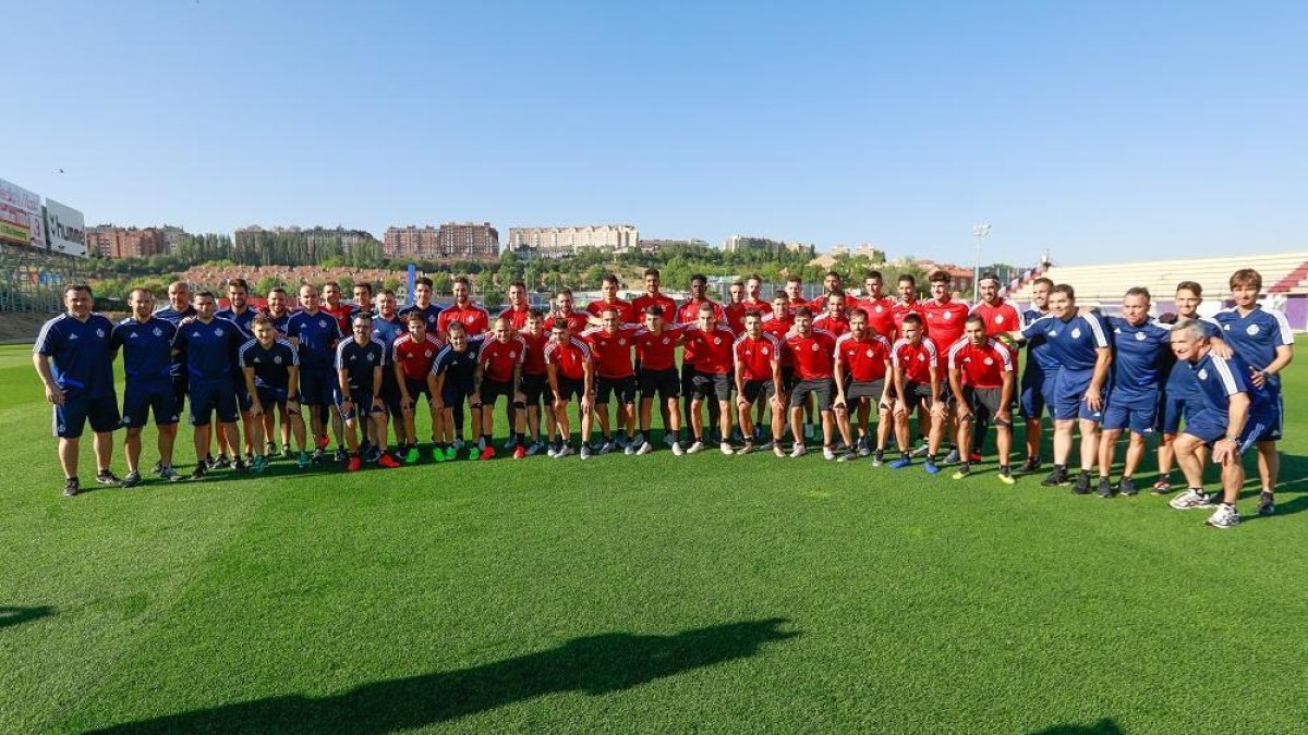 Los jugadores del Real Valladolid posan junto a los técnicos y al staff médico antes del iniciar el primer entrenamiento de pretemporada.-REPORTAJE GRÁFICO: J. M. LOSTAU