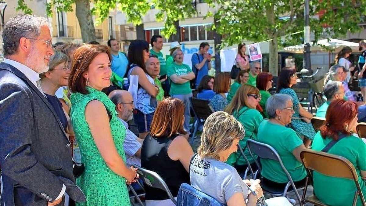 Saravia y Sánchez entre los asistentes a la celebración del Día de la Escuela Pública en la plaza de la Universidad.-E.M.