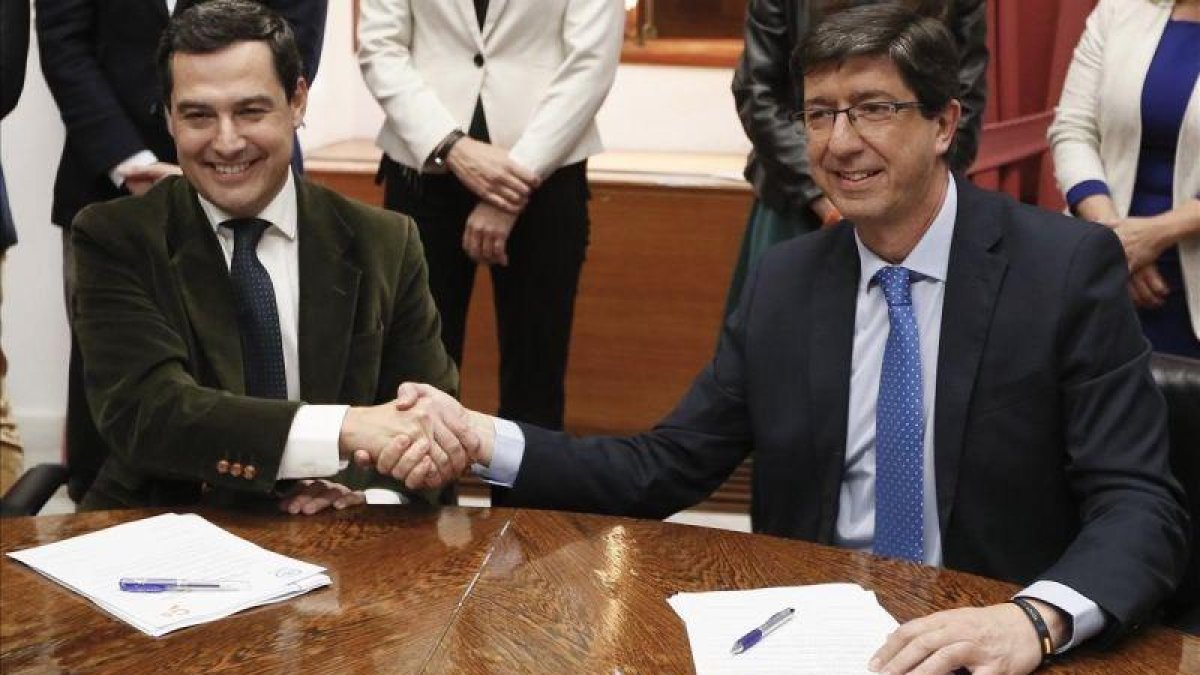 Juanma Moreno, del PP (izquierda), futuro presidente de la Junta de Andalucía y Juan Marín (Ciudadanos), próximo vicepresidente, este miércoles.-EFE/ JOSÉ MANUEL VIDAL