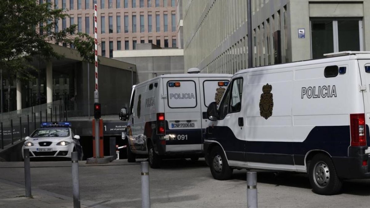 Los detenidos por el caso Estela llegan a la Ciutat de la Justícia.-/ ALBERT BERTRAN