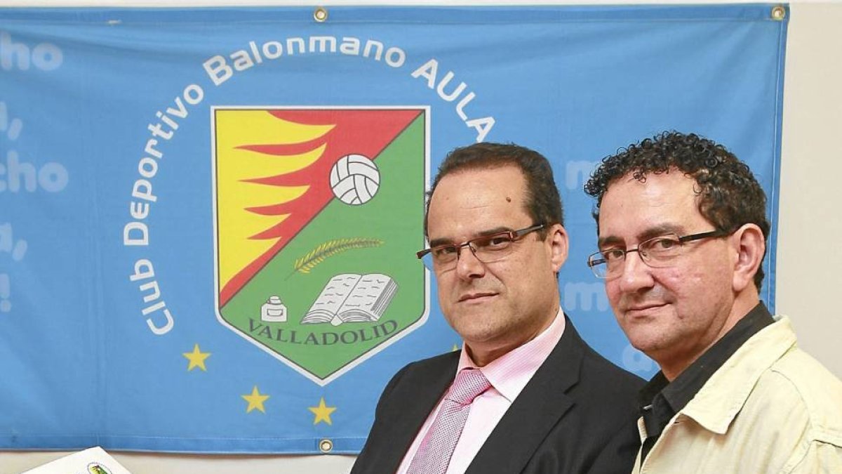 El presidente Cayetano Cifuentes junto a Miguel Ángel Peña, entrenador del Aula Cultural-J.M.Lostau