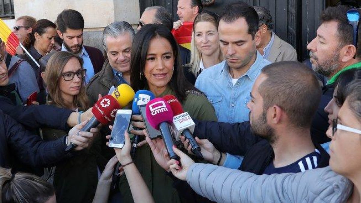 La vicealcaldesa de Madrid, Begoña Villacís (izquierda) y el vicepresidente Comunidad de Madrid, Ignacio Aguado (derecha), durante la manifestación Juntos por España.Convivencia sin violencia.-EUROPA PRESS