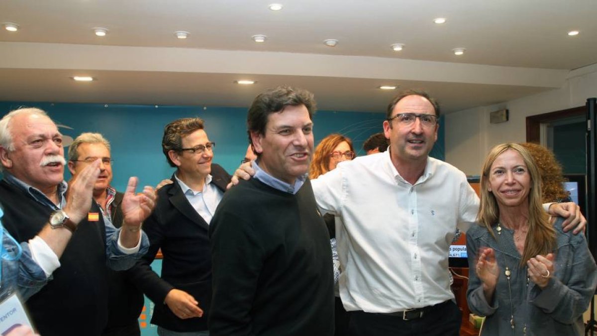 El cabeza de lista a las Cortes, Carlos Fernández Carriedo, junto al candidato a la Alcaldía, Alfonso Polanco, celebran en la sede del partido tras conocer los resultados.-Ical