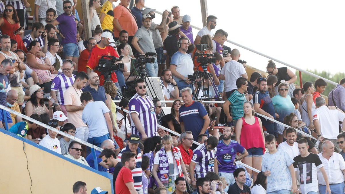 Aficionados del Real Valladolid en las gradas de Las Salinas. / LOSTAU