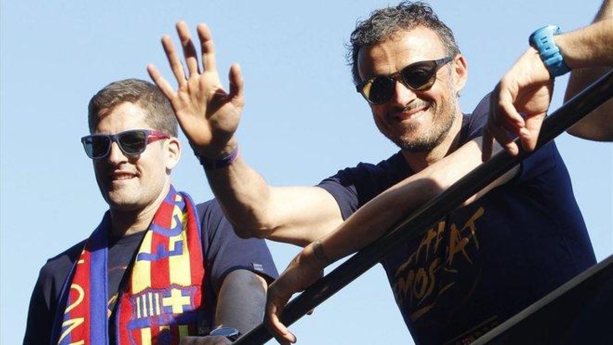 Robert Moreno y Luis Enrique en una imagen del 2016 después de conquistar la Liga el Barça.-EFE / MARTA PÉREZ