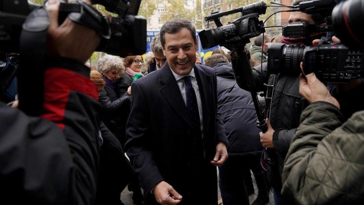 El líder del PP andaluz, Juanma Moreno, a su llegada a un comité ejecutivo nacional del partido.-JOSÉ LUIS ROCA