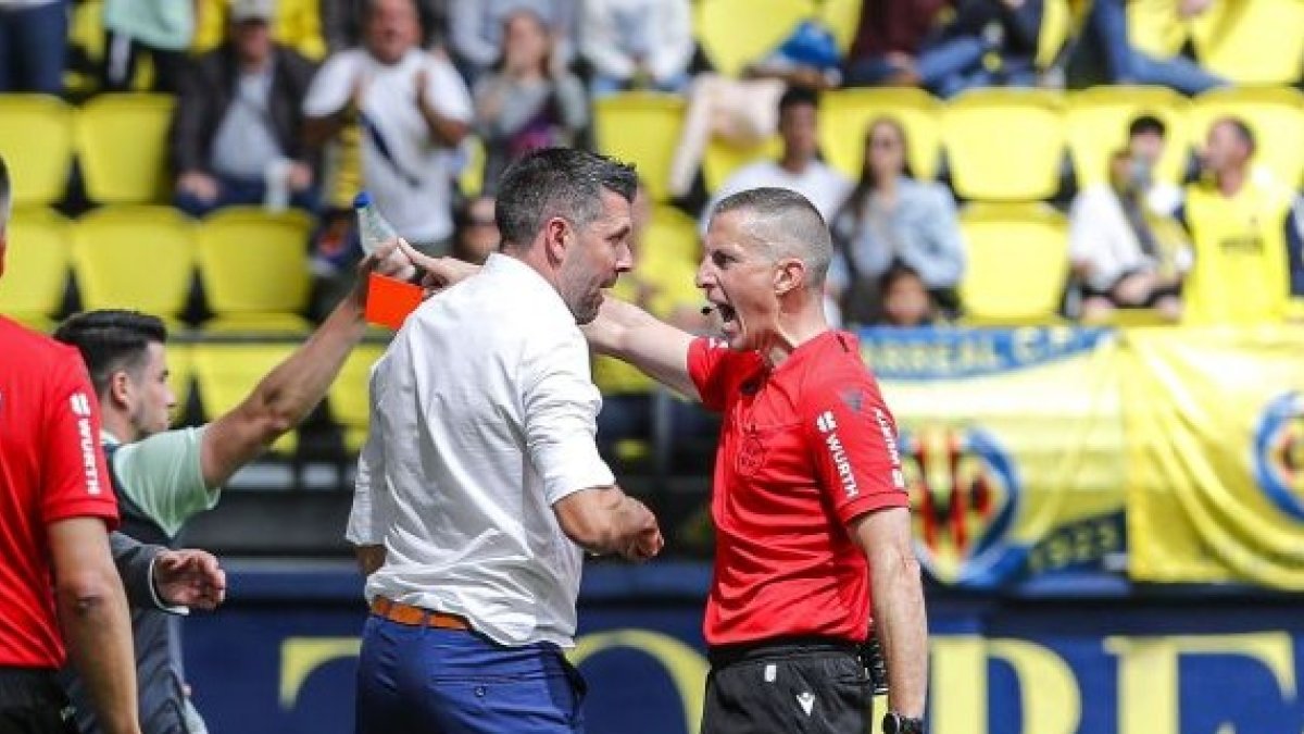 Paulo César Pezzolano es expulsado por Iglesias Villanueva en el partido Villarreal-Real Valladolid. / LALIGA