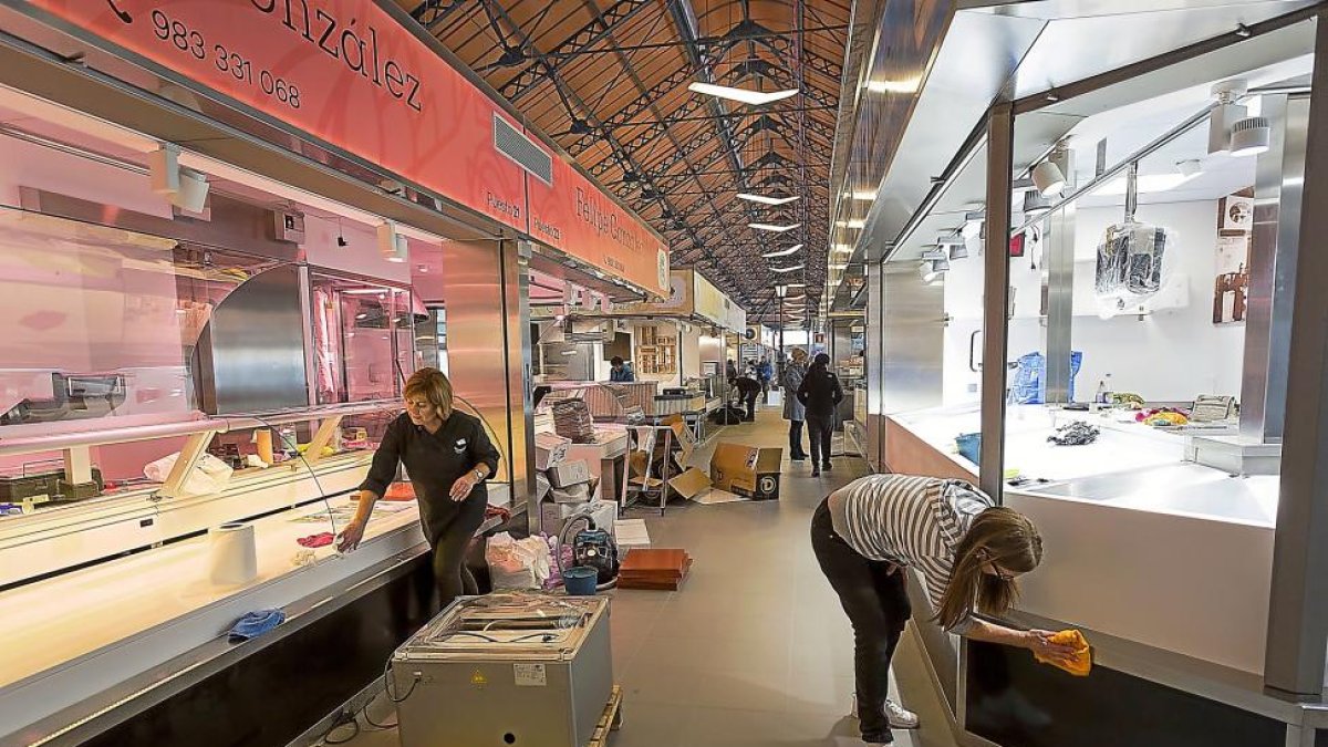 Trabajadores y hosteleros ultiman los detalles de los puestos del Mercado del Val antes de la inauguración.-PHOTOGENIC