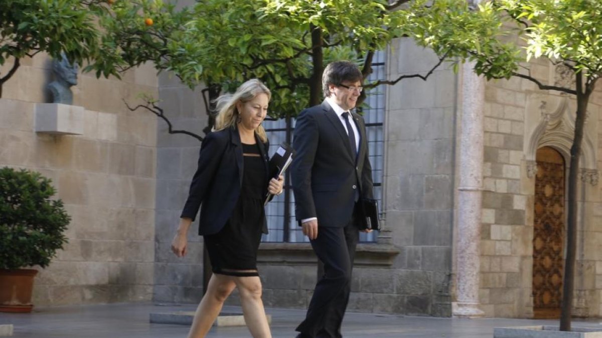 Carles Puigdemont y Neus Munté, en el palau de la Generalitat.-JULIO CARBÓ