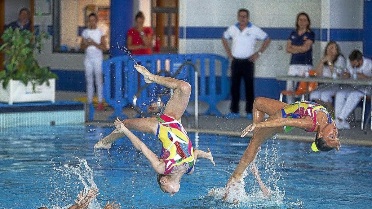 Las alevines del Fabio Nelli ‘vuelan’ durante la ejecución de su ejercicio en la eliminatoria de ayer.-JOSÉ C. CASTILLO