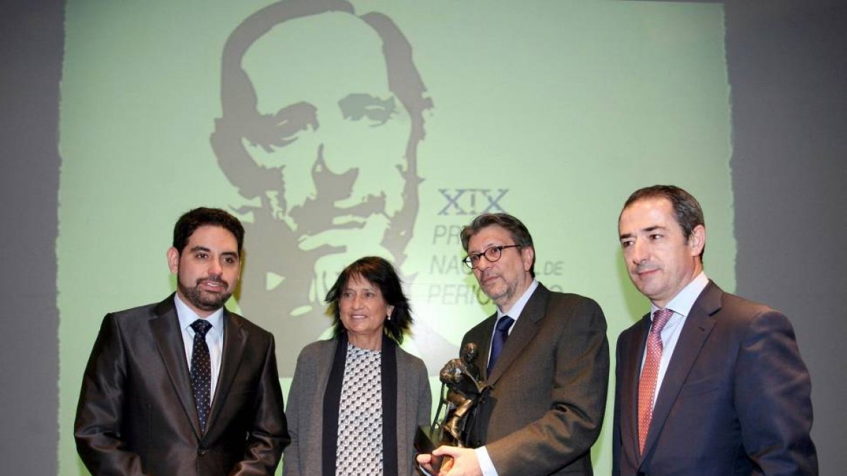 Ignacio Camacho (2D). Junto a él, de izquierda a derecha, el presidente de la APV, Jorge Francés; la hija de Miguel Delibes, Elisa Delibes; y el director territorial de La Caixa en Castilla y León, José Manuel Bilbao-Ical