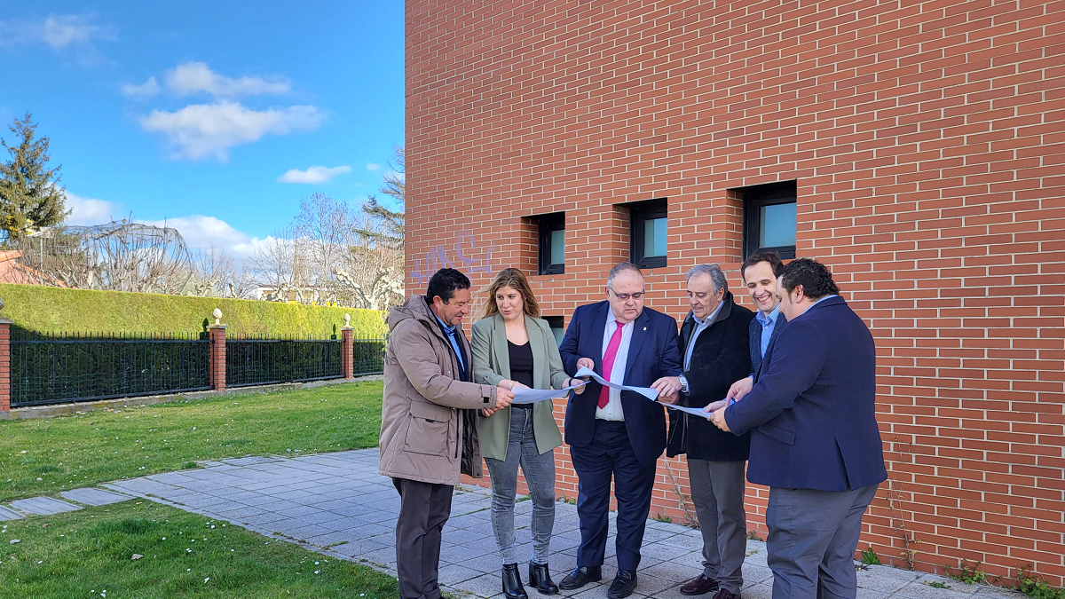 El consejero de Sanidad, Alejandro Vázquez, visita los terrenos para una futura ampliación del Centro de Salud de Laguna de Duero. JCyL/ Ical