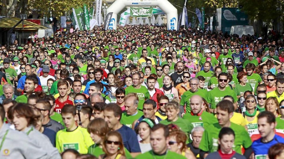 Cerca de 26.000 personas ayer en la Acera Recoletos participando en la IVedición de la Marcha contra el Cáncer.-J. M. Lostau