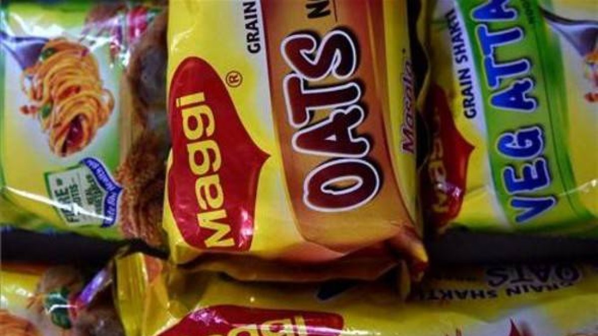 Paquetes de raciones individuales de noodles Maggi que se vendían en la India antes de ser prohibidos.-APF / MONEY SHARMA