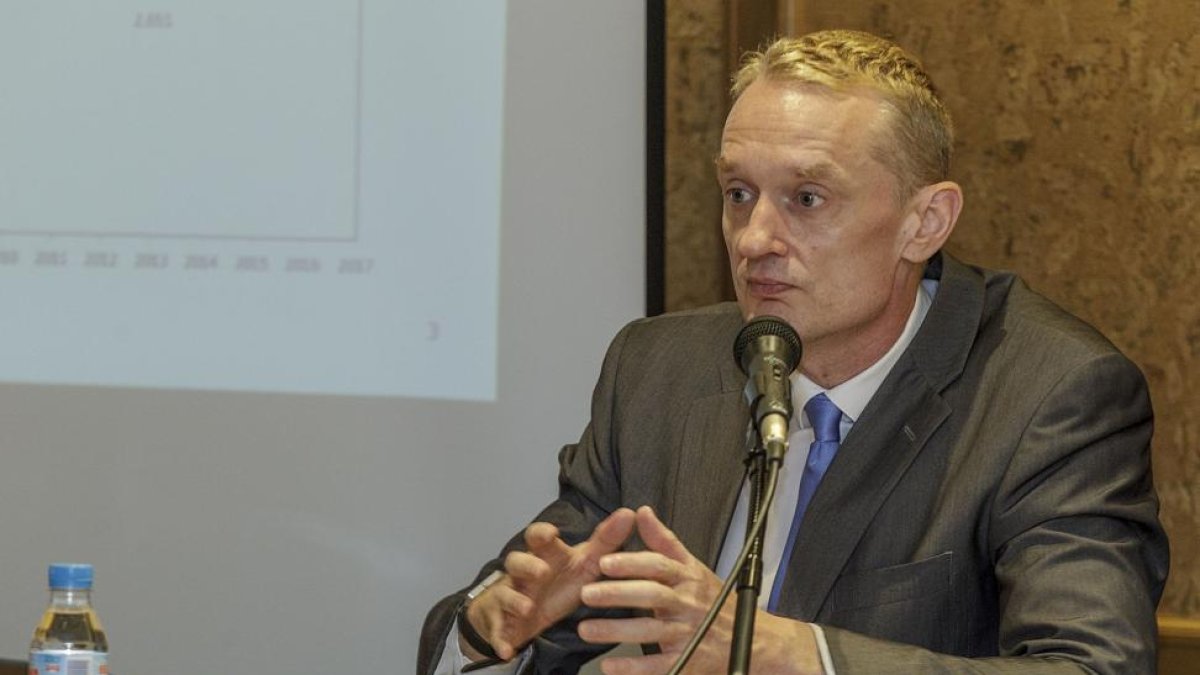 El representante de la ComisiónEuropea en España, Juergen Foecking, durante su intervención ayer en la Cámara de Comercio de Burgos.-S. OTERO
