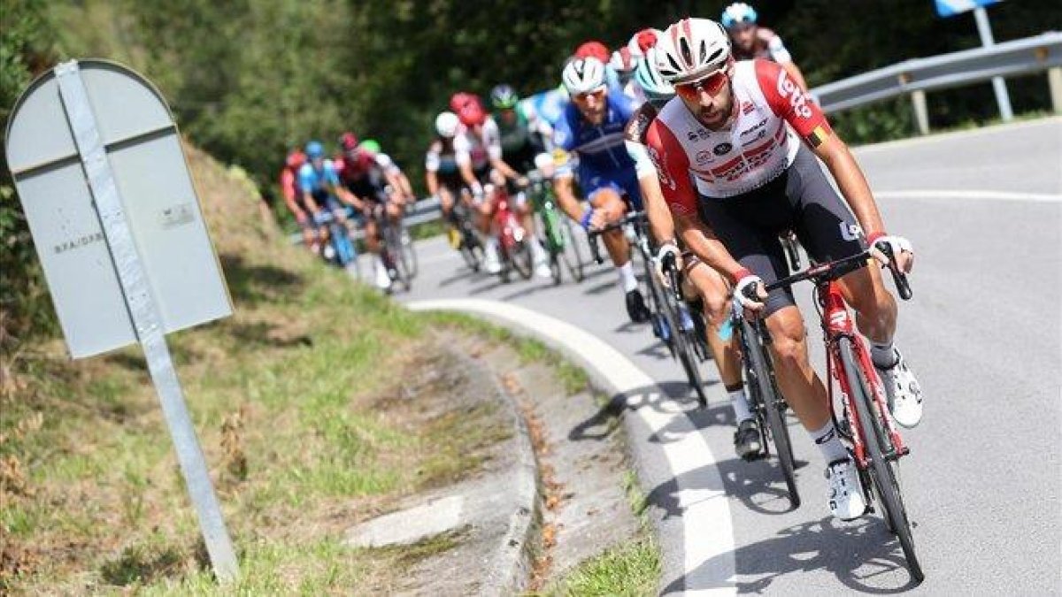 Los ciclistas de la Vuelta, durante la 13ª etapa.-EFE / JAVIER LIZON