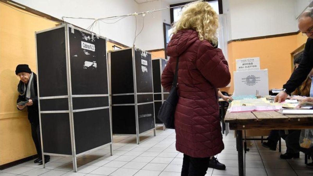 Colegio electoral en Roma.-AFP / ANDREAS SOLARO