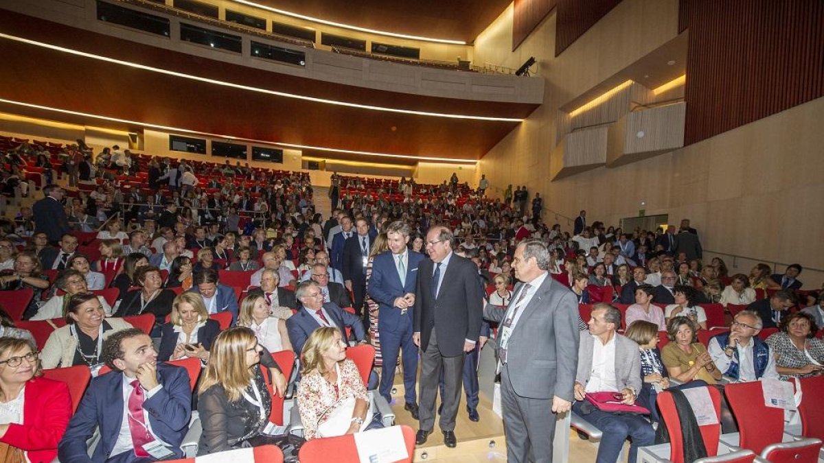 El presidente de la Junta asistió ayer junto al alcalde a la inauguración junto a los directivos del congreso.-ISRAEL L. MURILLO