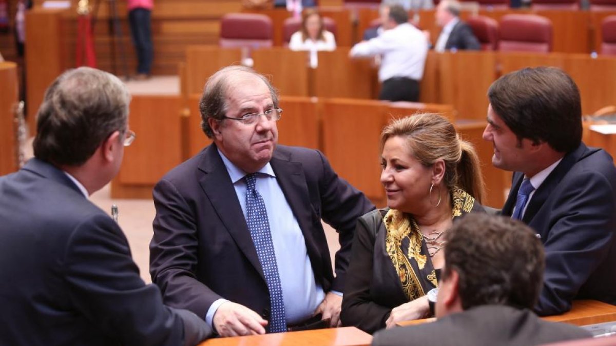 El presidente de la Junta de Castilla y León, Juan Vicente Herrera, conversa con la vicepresidenta de la Junta y consejera de Empleo, Rosa Valdeón, durante la espera del arreglo de la megafonía-ICAL