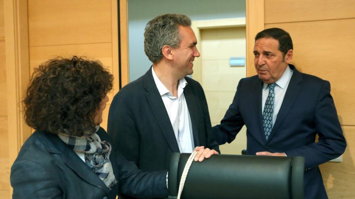 El consejero de Sanidad, Antonio Sáez, conversa con los procuradores socialistas Mercedes Martín y Javier Izquierdo antes de comparecer ante la Comisión de Economía y Hacienda, para explicar el proyecto de presupuestos de su departamento-Rubén Cacho / ICAL