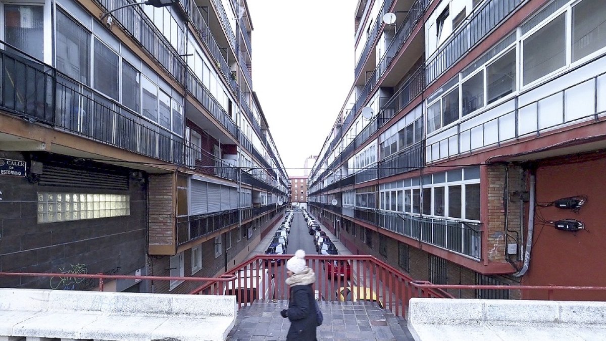 Bloques de viviendas en la calle Ánade, en la zona de Pajarillos-San Isidro. / E.M.